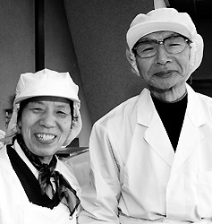 山道実さん、久美子さん（山道製菓所）